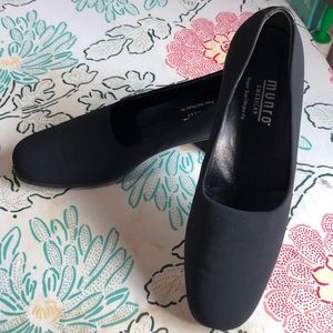 Munro black micro fiber shoes